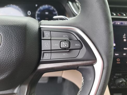 Used 2025 Jeep Grand Cherokee Limited RWD image 19