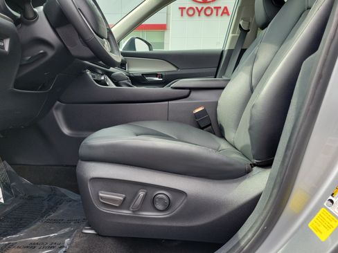 Used 2025 Toyota Grand Highlander FWD image 16