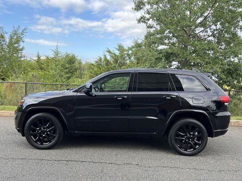 Used 2017 Jeep Grand Cherokee Altitude AWD/4WD image 7