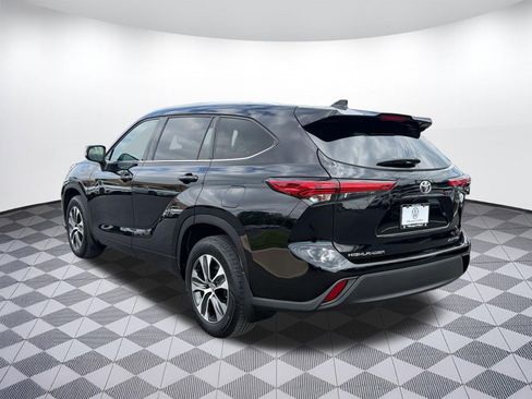 Used 2020 Toyota Highlander XLE AWD/4WD image 3