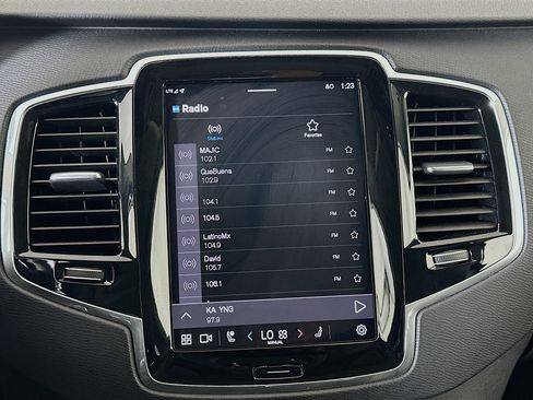 Used 2025 Volvo XC90 B6 Plus image 21