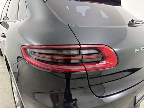 Certified 2018 Porsche Macan AWD/4WD image 17