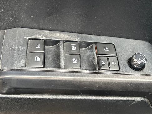 Used 2017 Toyota Tacoma TRD Off-Road w/ Tow Package (A/T) image 7