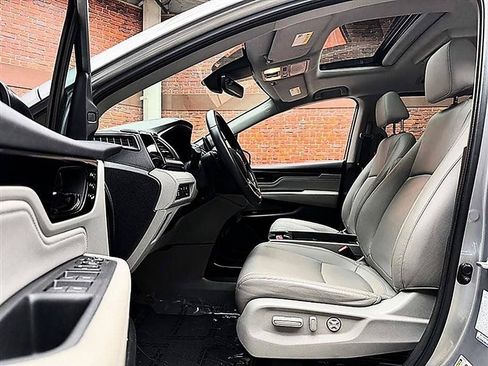 Used 2023 Honda Odyssey Touring image 2