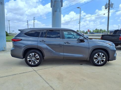 Used 2023 Toyota Highlander XLE FWD image 5