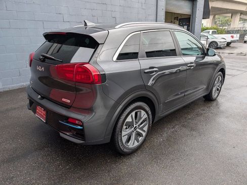 Used 2022 Kia Niro EX Premium image 3