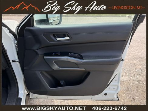 Used 2024 Nissan Pathfinder SL AWD/4WD image 18