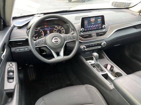 Used 2025 Nissan Altima 2.5 SV FWD image 18