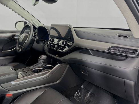 Used 2024 Toyota Highlander Limited AWD/4WD image 45