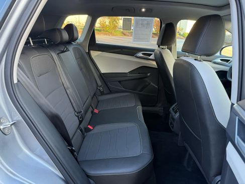 Certified 2025 Volkswagen Taos SE w/ Panoramic Sunroof Package image 12