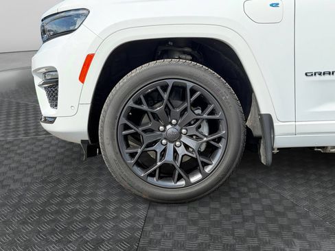 Used 2025 Jeep Grand Cherokee Summit w/ Advanced Protech Group IV AWD/4WD image 16
