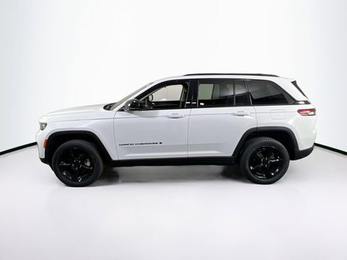 Used 2023 Jeep Grand Cherokee Limited w/ Black Appearance Package image 8