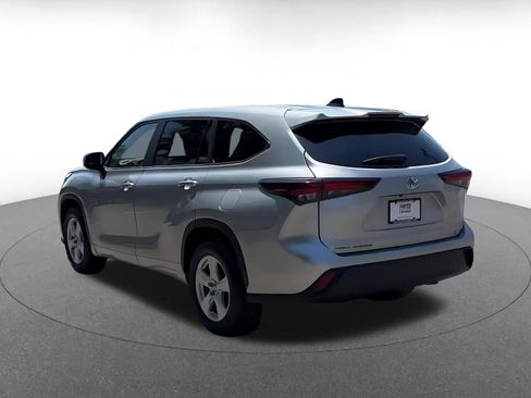 Used 2025 Toyota Highlander LE FWD image 11