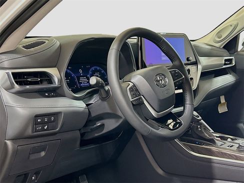 New 2025 Toyota Highlander Platinum image 7