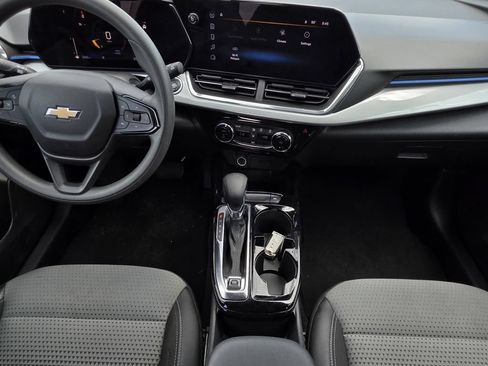 Used 2025 Chevrolet Trax LT FWD image 18