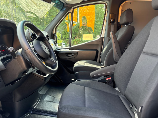 Used 2025 Mercedes-Benz Sprinter 2500 image 27