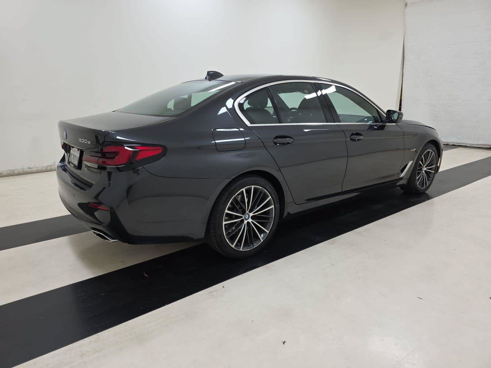 Used 2023 BMW 530e w/ Premium Package RWD image 4