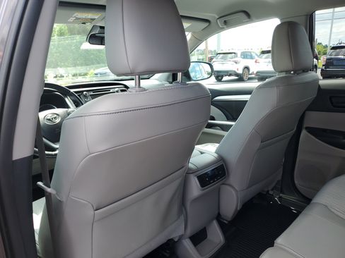 Used 2019 Toyota Highlander Plus FWD image 15