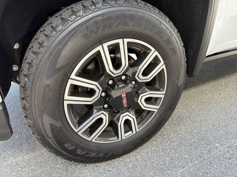 Used 2022 GMC Sierra 2500 AT4 w/ AT4 Premium Plus Package AWD/4WD image 3