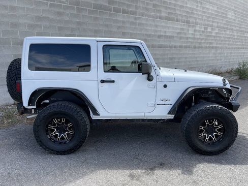 Used 2017 Jeep Wrangler Sahara AWD/4WD image 4