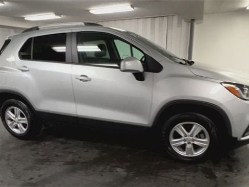 Used 2022 Chevrolet Trax LT w/ LT Convenience Package image 2