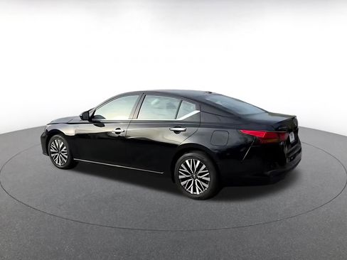 Used 2025 Nissan Altima 2.5 SV image 9