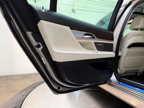 Used 2021 BMW 750i xDrive image 17