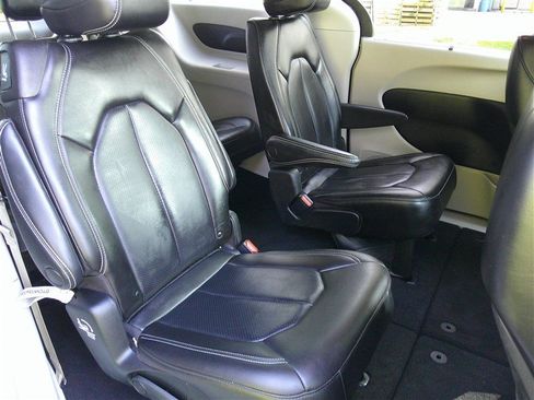 Used 2023 Chrysler Pacifica Touring-L FWD image 19