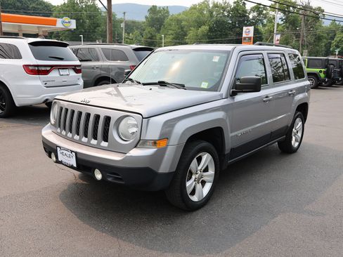 Used 2014 Jeep Patriot Latitude AWD/4WD image 3
