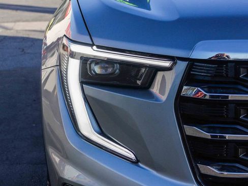 Used 2025 GMC Acadia Elevation image 5