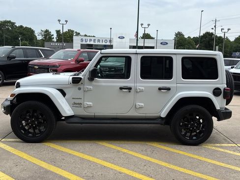 Used 2022 Jeep Wrangler Unlimited Sahara w/ Cold Weather Group AWD/4WD image 9