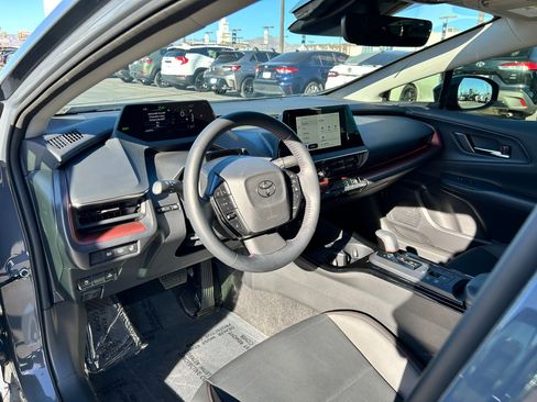 Used 2025 Toyota Prius Plug-In Hybrid image 10