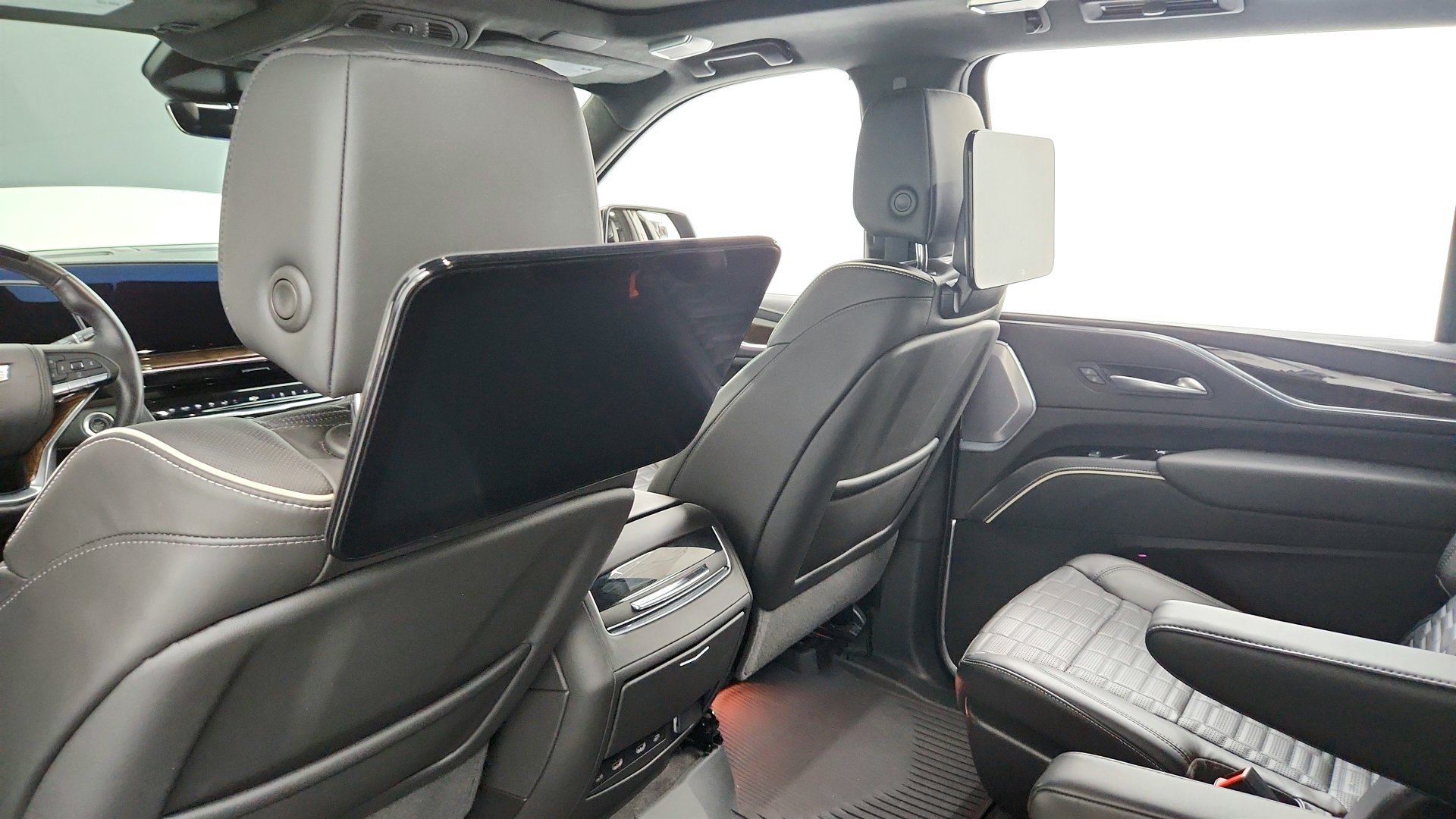 Used 2023 Cadillac Escalade ESV Sport Platinum w/ LPO, ONYX Package AWD/4WD image 24