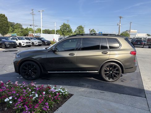 Used 2022 BMW X7 xDrive40i w/ M Sport Package AWD/4WD image 2