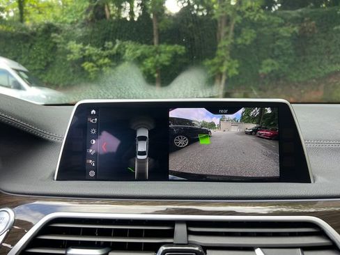 Used 2018 BMW 740i image 25