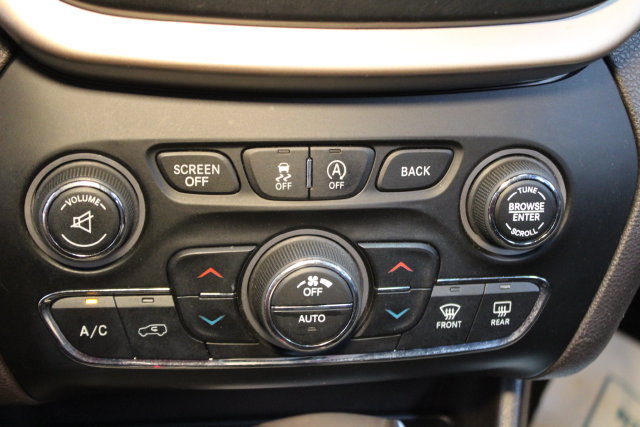 Used 2018 Jeep Cherokee Trailhawk AWD/4WD image 27
