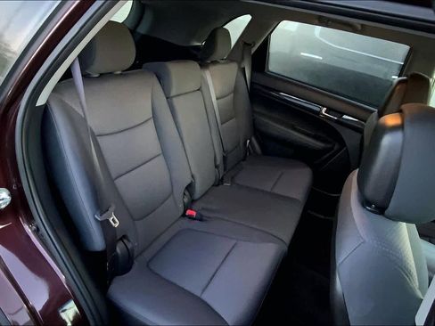 Used 2012 Kia Sorento LX image 19