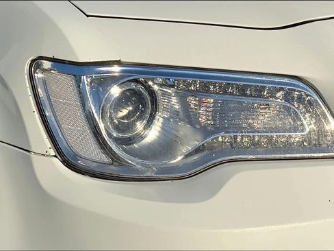 Used 2018 Chrysler 300 Limited image 25