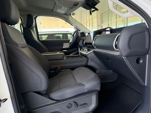 New 2026 Ford Expedition Active image 9