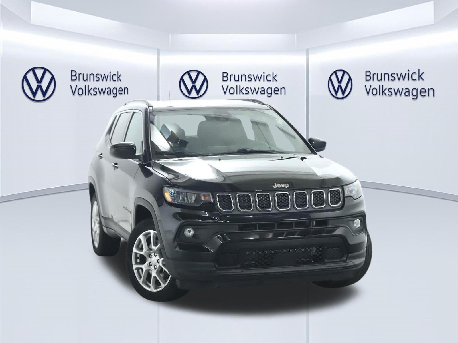 Used 2023 Jeep Compass Latitude AWD/4WD image 2