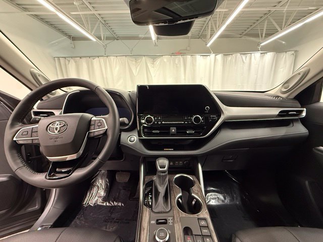 Used 2025 Toyota Highlander Platinum AWD/4WD image 19