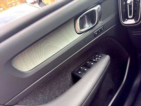 Used 2025 Volvo XC40 B5 Plus image 12