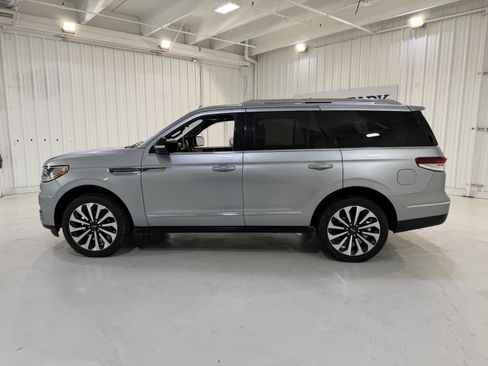 Used 2023 Lincoln Navigator Reserve image 2