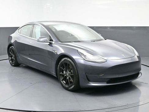 Used 2020 Tesla Model 3 Standard Range Plus image 2