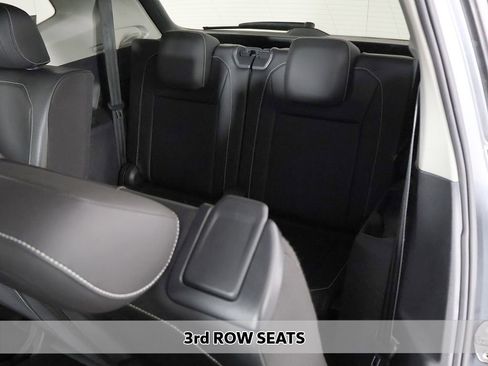 Used 2023 Volkswagen Tiguan SE w/ Panoramic Sunroof Package FWD image 8