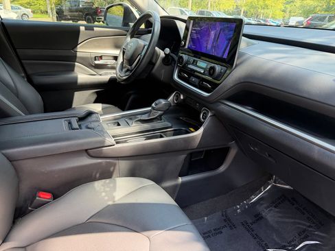 Used 2024 Toyota Grand Highlander FWD image 11