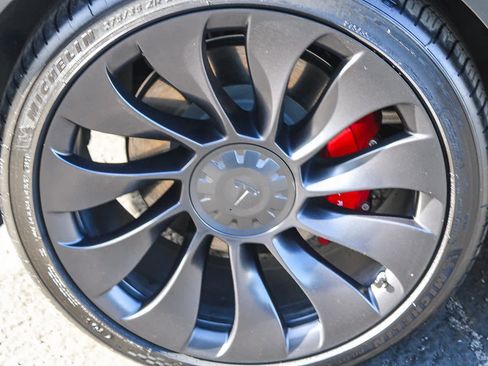 Used 2023 Tesla Model Y Performance image 9