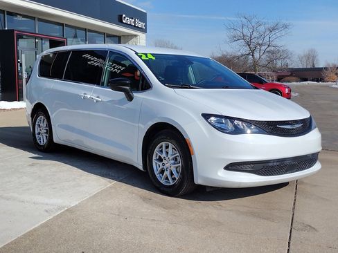 Used 2024 Chrysler Voyager LX image 3