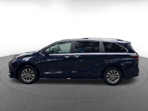 Used 2025 Toyota Sienna XLE FWD image 4