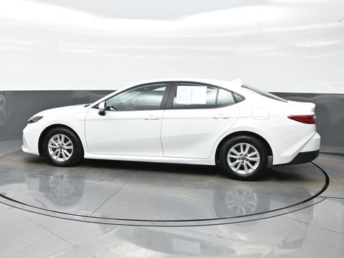 Used 2025 Toyota Camry LE image 3